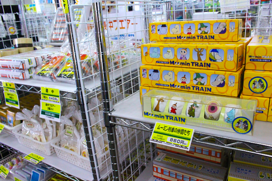 ▲構内の売店ではムーミングッズをはじめ様々なお土産が。土休日には駅弁の販売も(要予約)