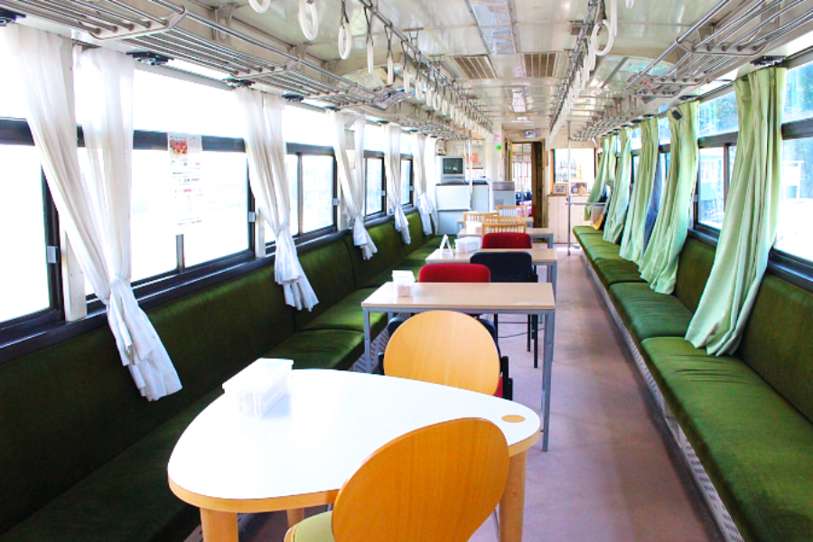 ▲卵かけごはんが食べられる「カフェTKG」は引退した「いすみ鉄道」車両の中。食堂車気分を味わえます