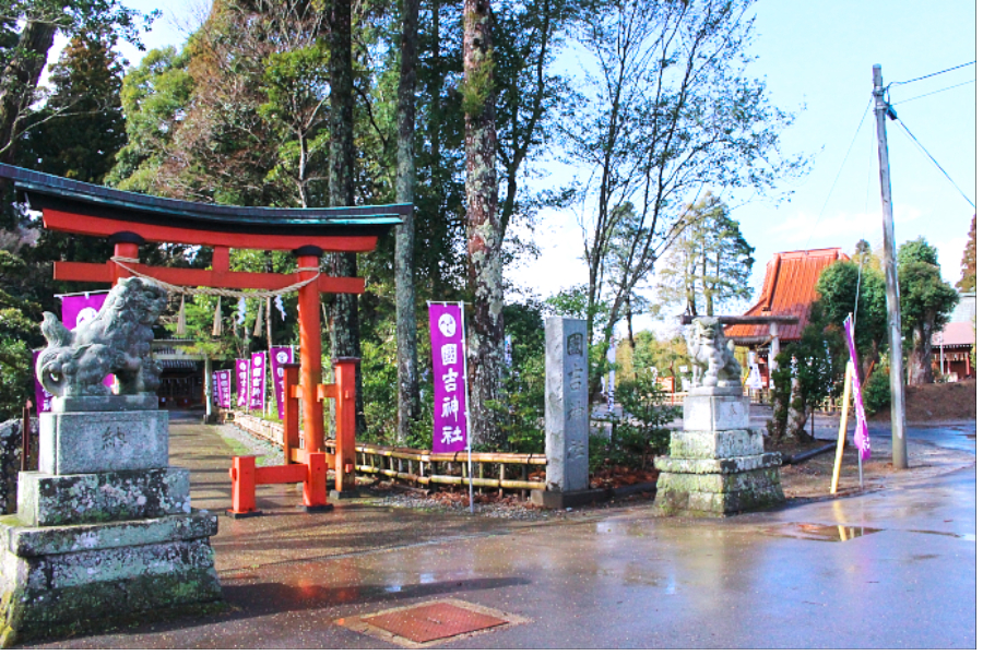 ▲写真左が「国吉神社」、右が「出雲大社」。2つの異なる神社が隣り合っている