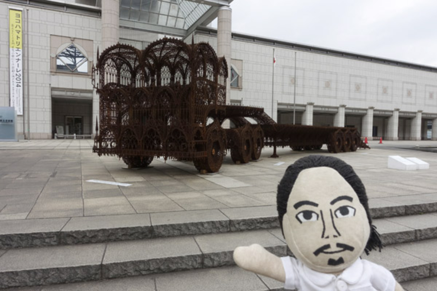 ▲横浜美術館前にドカンと乗り付けられた序章のヴィム・デルボア《低床トレーラー》。コンボイがゴチック様式で華麗に生まれ変わりながらも、不吉に錆びています。