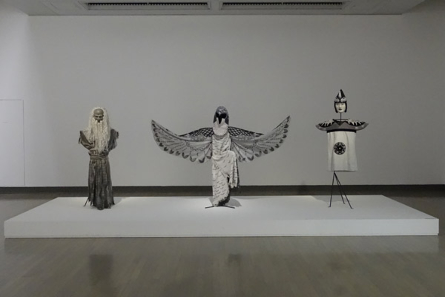 ▲今回の展示作品でもっとも好きなサイモン・スターリング《鷹の井戸(グレースケール)》。もとは1916年に初演されたアイルランド人戯曲家による翻訳能。その衣装を、あえて当時の記録写真の色彩(モノクロ)で再現。