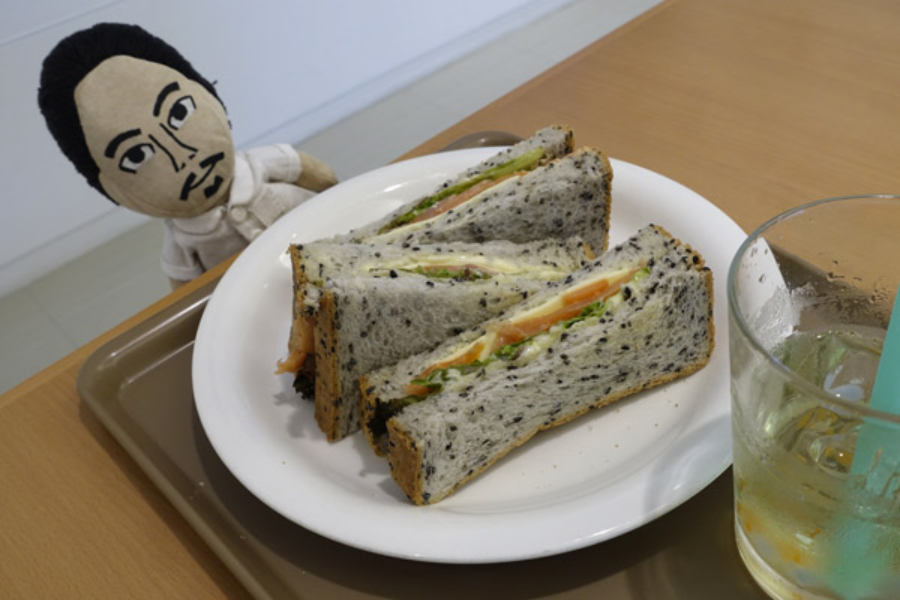 ▲きっと週末は食事なんてままらなぬはず。セサミのプチプチ感が楽しいスモークサーモンブレッド(720円)。