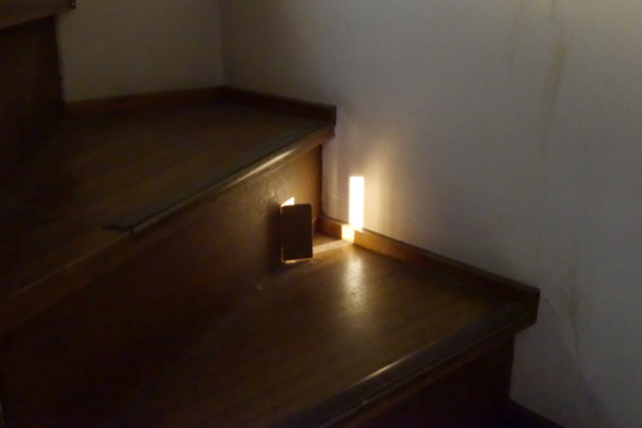 ▲長屋の階段を昇れば、どこかにつながっていそうな小さなドアが。黄金町はもう一度ゆっくり訪れたいかもです。